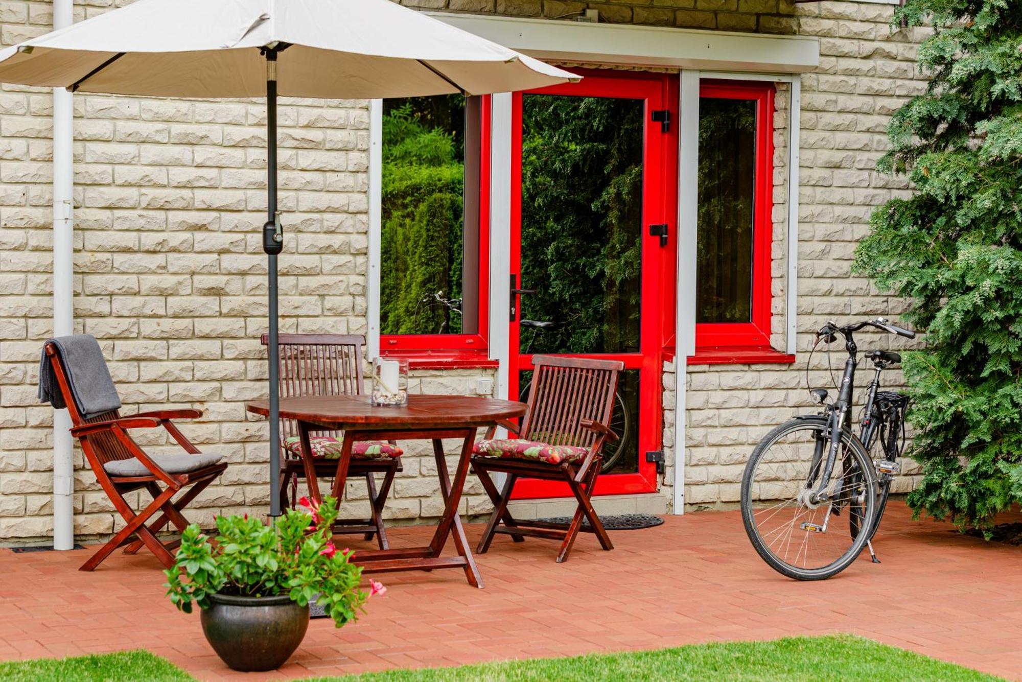 Family Inn Cottage With Terrace Palanga Exteriör bild